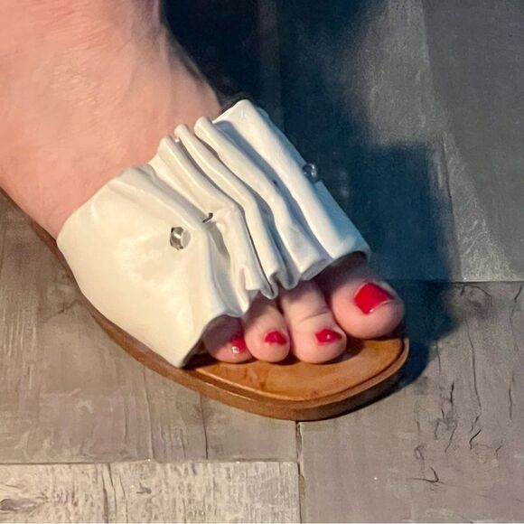 NEW 1. STATE Fann Ruched Leather Light White Silver Pin Slide Sandal 8.5 - Picture 8 of 8